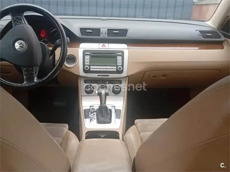 Usado VW Passat Highline 140 CV (102 kW) 2007 Marrón Familiar