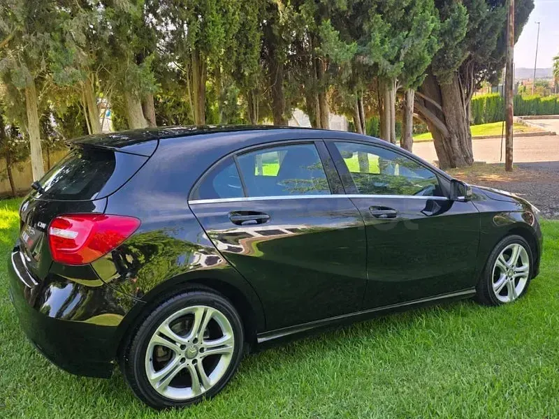 Usado Mercedes A180 Style 109 CV (80 kW) 2013 Negro Utilitario
