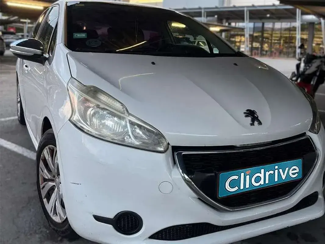 Usado Peugeot 208 Active 82 CV (60 kW) 2013 Blanco Utilitario