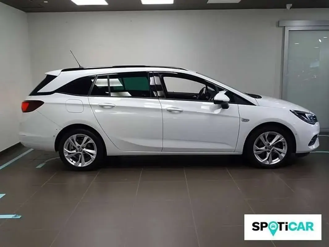 Usado Opel Astra GS Line 110 CV (80 kW) 2020 Blanco Familiar