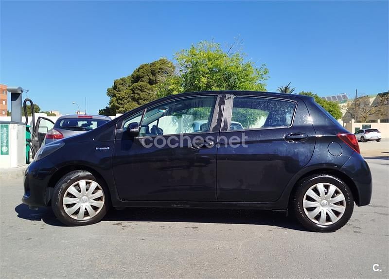 Usado Toyota Yaris Hybrid Active 100 CV (73 kW) 2017 Negro Berlina