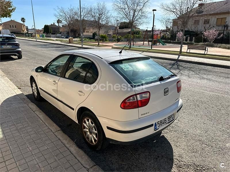 Usado Seat Leon Stella 75 CV (55 kW) 2001 Blanco Utilitario