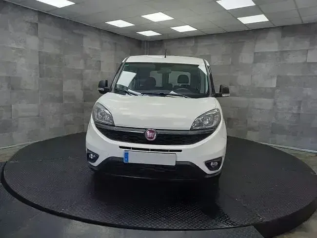 Usado Fiat Doblò 95 CV (69 kW) 2021 Blanco Monovolumen