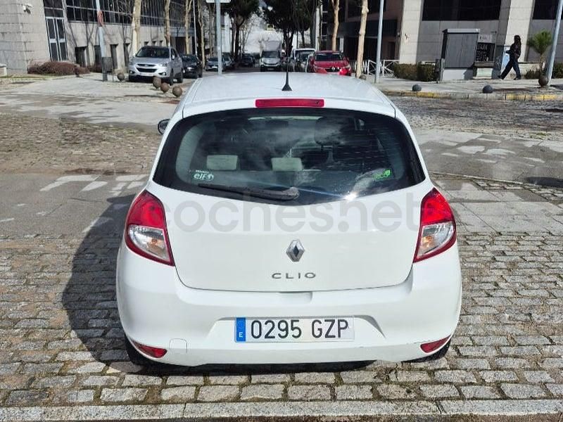 Usado Renault Clio II Authentique 75 CV (55 kW) 2010 Blanco Berlina
