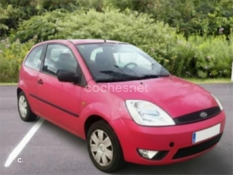Usado Ford Fiesta 68 CV (50 kW) 2004 Rojo Coupe