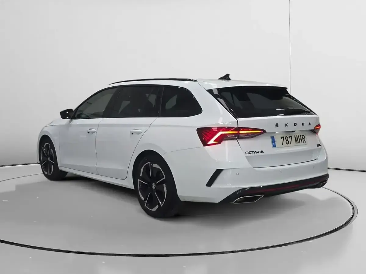 Usado Skoda Octavia RS 200 CV (147 kW) 2023 Blanco Familiar