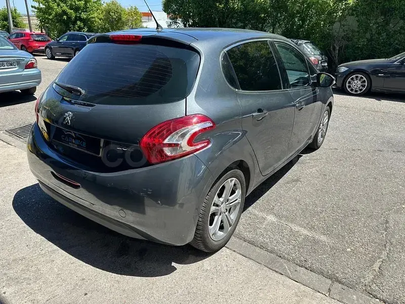 Usado Peugeot 208 Allure 120 CV (88 kW) 2012 Gris Utilitario