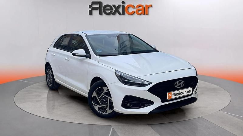 Usado Hyundai i30 120 CV (88 kW) 2024 Blanco Berlina
