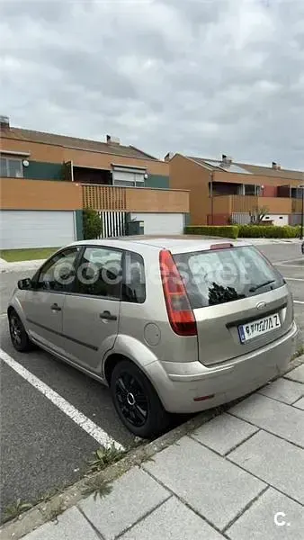 Usado Ford Fiesta Trend 80 CV (58 kW) 2004 Beige Utilitario