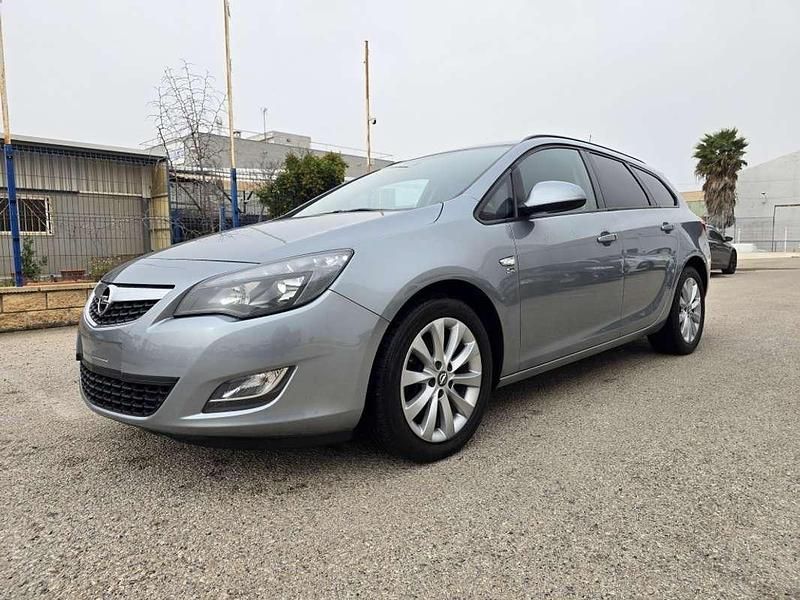 Usado Opel Astra Sport 110 CV (80 kW) 2012 Plateado Familiar