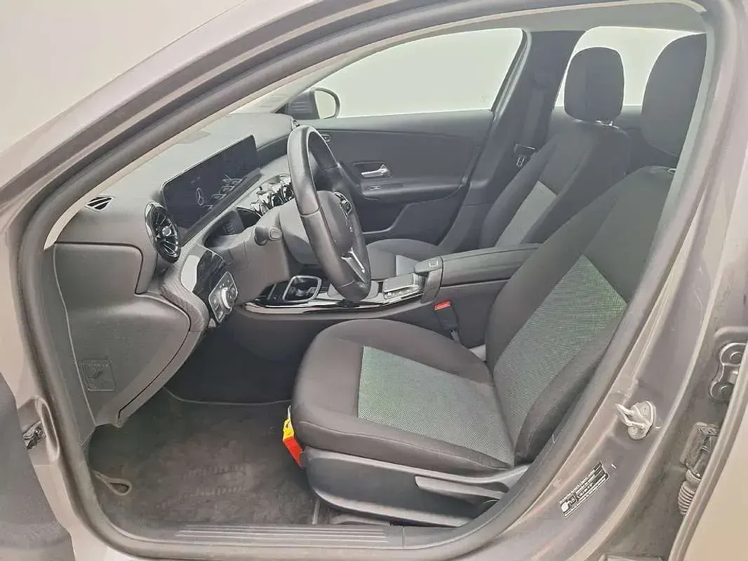 Usado Mercedes A180 116 CV (85 kW) 2022 Gris Berlina