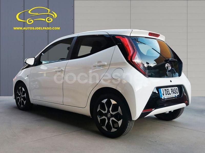 Usado Toyota Aygo X-play 72 CV (52 kW) 2021 Gris / plata Utilitario