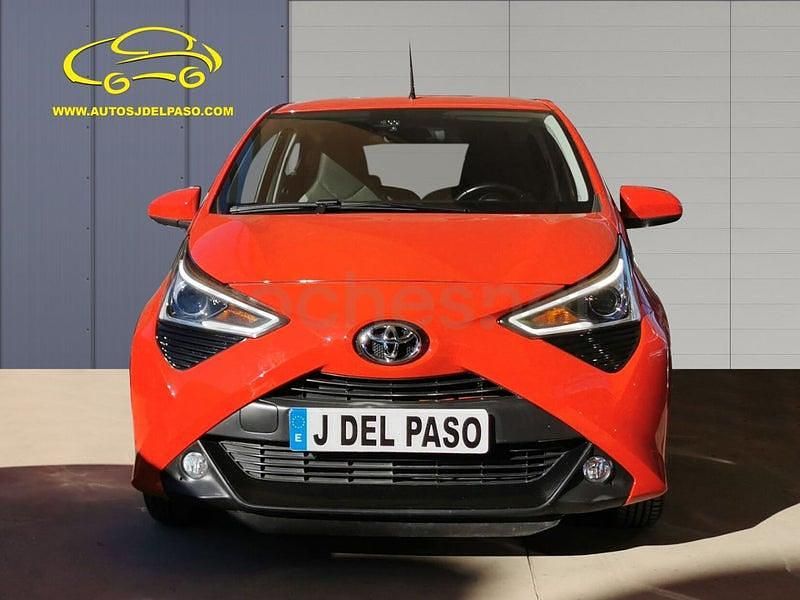 Usado Toyota Aygo X-play 72 CV (52 kW) 2021 Rojo Utilitario