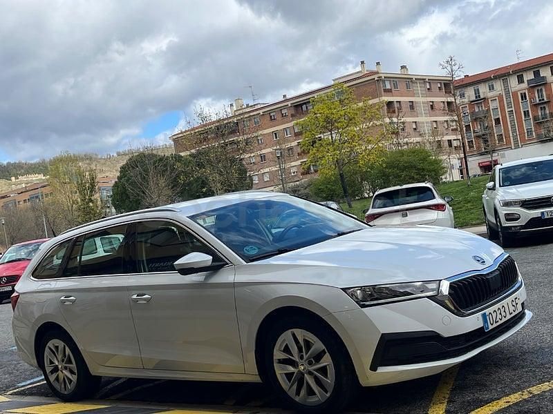 Usado Skoda Octavia Ambition 150 CV (110 kW) 2021 Blanco Familiar
