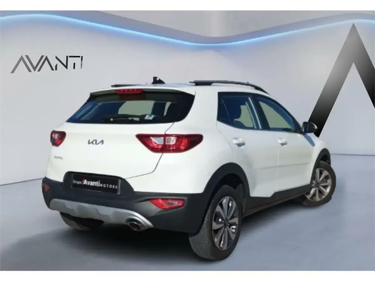 Usado Kia Stonic 84 CV (61 kW) 2023 Blanco SUV