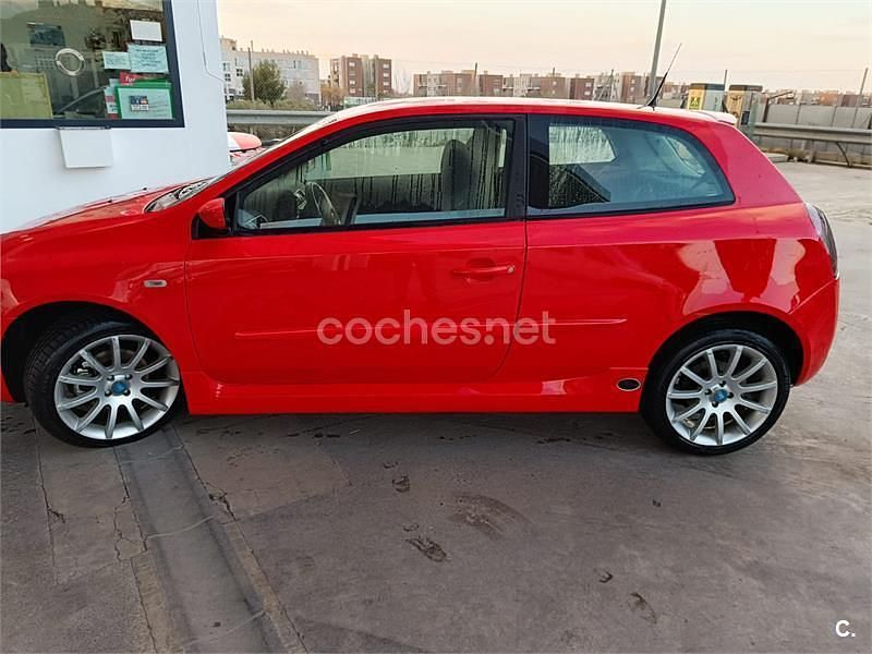 Usado Fiat Stilo 140 CV (102 kW) 2005 Rojo Berlina