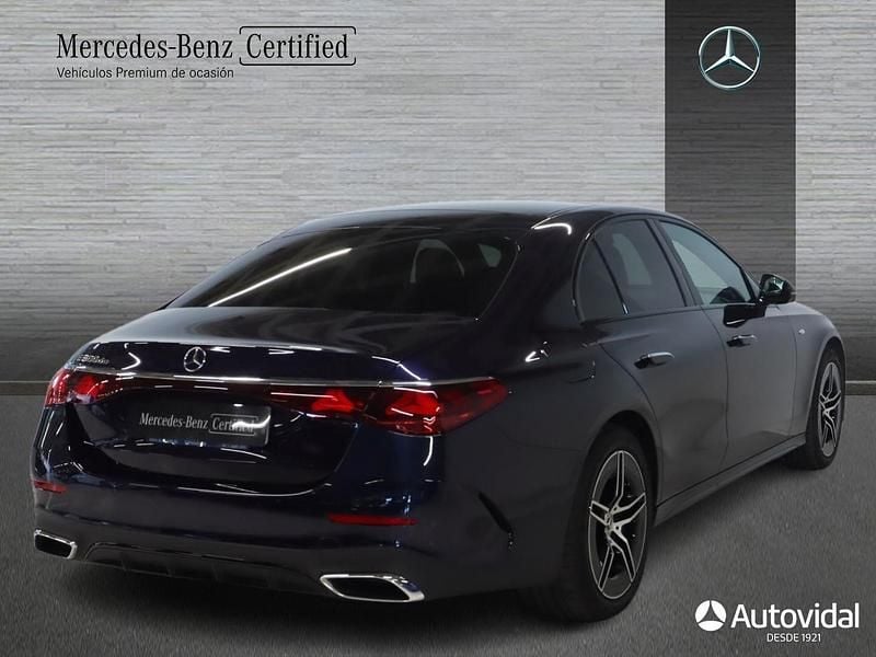 Usado Mercedes E300 AMG line 313 CV (230 kW) 2025 Azul náutico Berlina