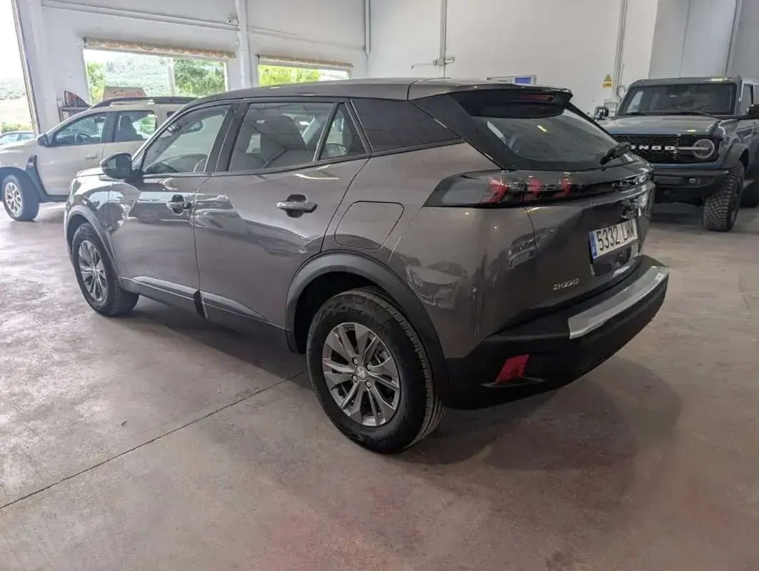 Usado Peugeot 2008 Active 110 CV (80 kW) 2021 Gris SUV