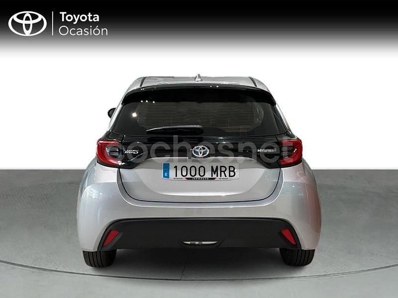 Usado Toyota Yaris Hybrid Active 116 CV (85 kW) 2024 Gris / plata Berlina