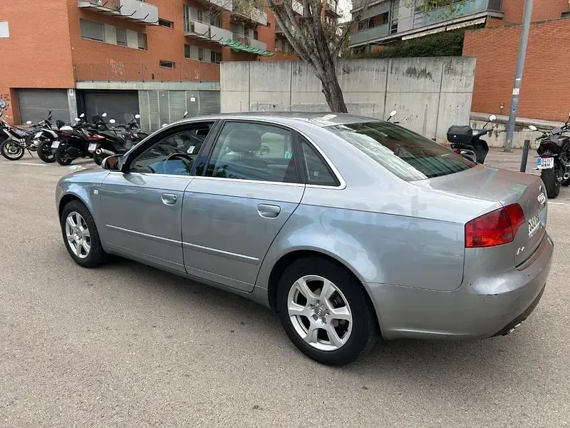 Usado Audi A4 140 CV (102 kW) 2005 Gris / plata Berlina