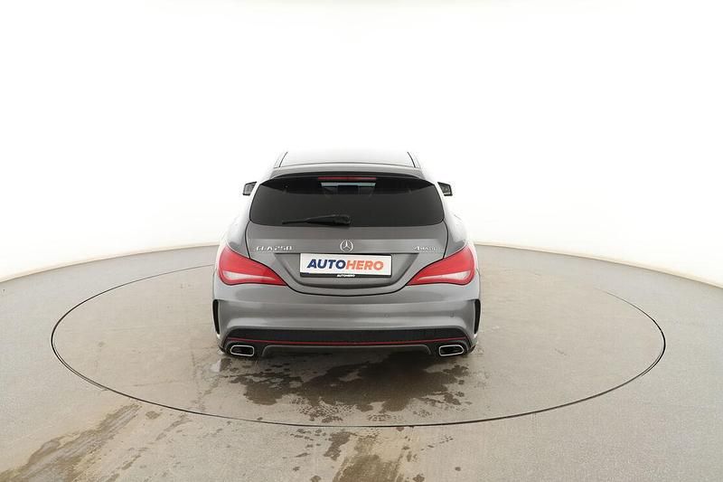 Usado Mercedes CLA250 Shooting Brake AMG line 210 CV (154 kW) 2015 Gris Familiar