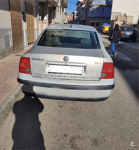 Usado VW Passat Highline 115 CV (84 kW) 1999 Gris / plata Berlina