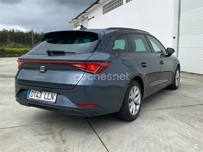 Usado Seat Leon Style 150 CV (110 kW) 2020 Gris / plata Familiar