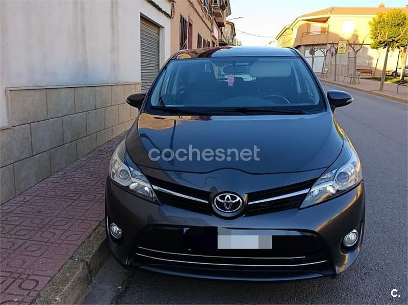 Usado Toyota Verso Advance 124 CV (91 kW) 2013 Gris / plata Monovolumen