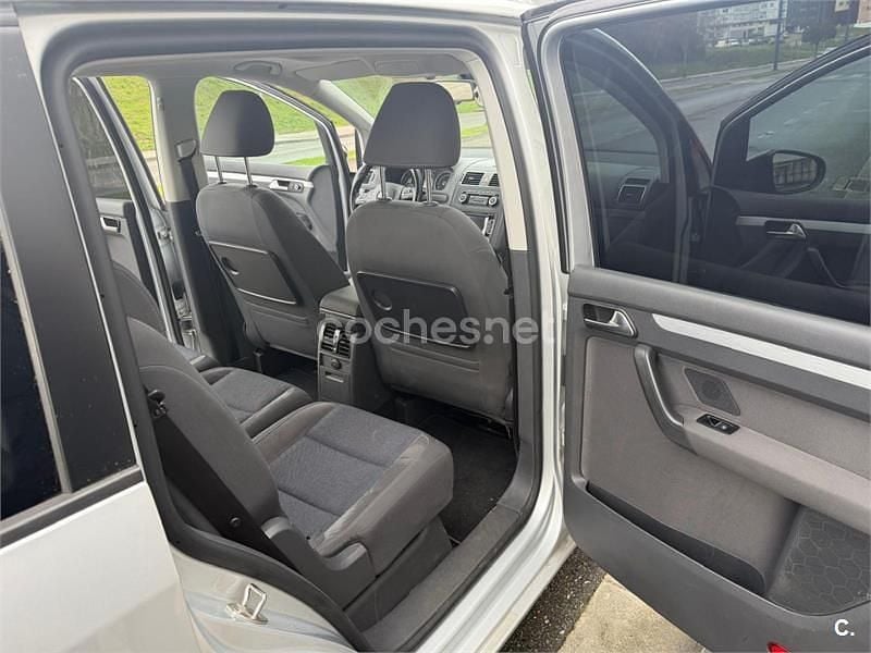 Usado VW Touran Advance 140 CV (102 kW) 2011 Gris / plata Monovolumen