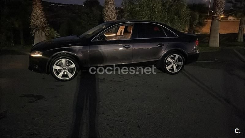Usado Audi A4 120 CV (88 kW) 2012 Negro Berlina