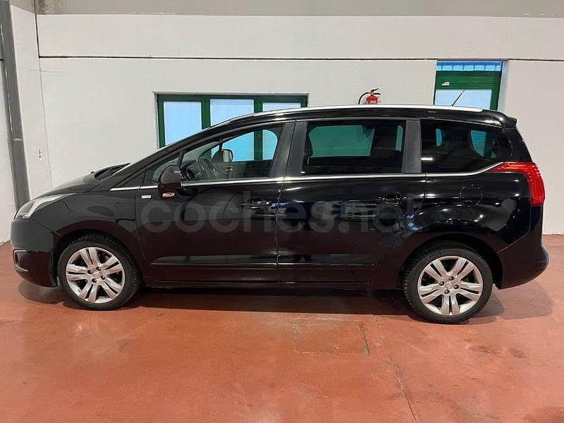 Usado Peugeot 5008 Active 120 CV (88 kW) 2015 Negro Monovolumen