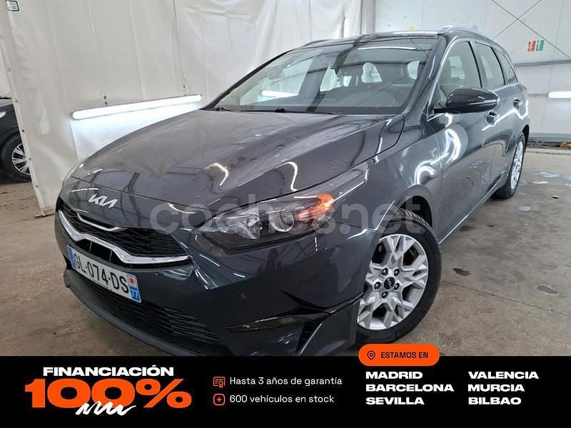 Usado Kia Ceed GT 136 CV (100 kW) 2023 Gris / plata Berlina