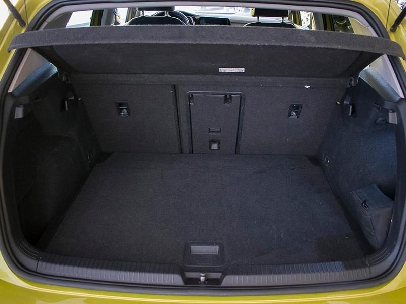 Usado VW Golf VIII Life 130 CV (95 kW) 2020 Verde Berlina