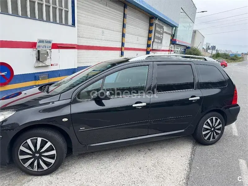 Usado Peugeot 307 110 CV (80 kW) 2008 Negro Familiar