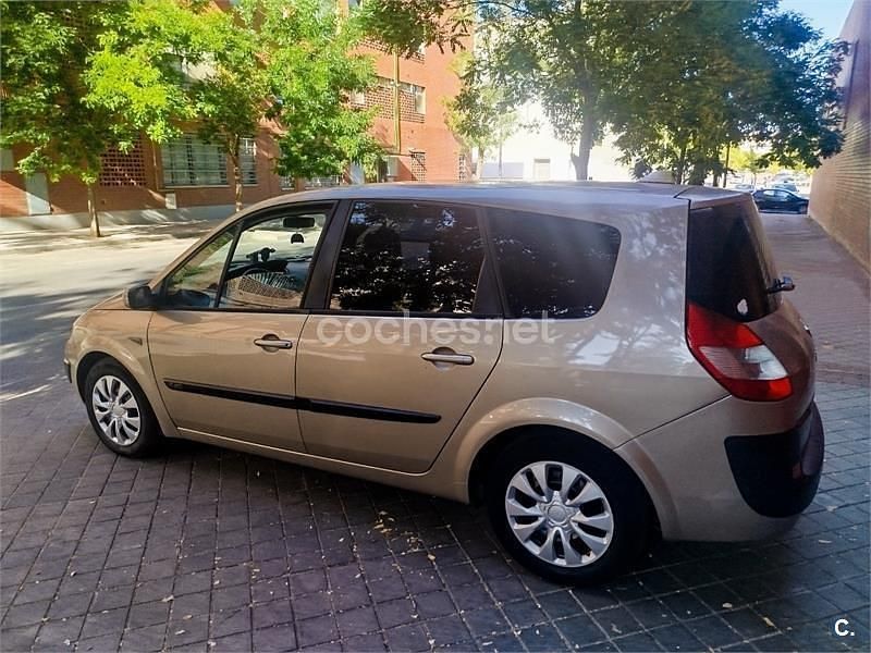 Beige Usado 2007 Renault Scénic II Dynamique Monovolumen | 3499 € (Buen precio) - Imagen 1/4