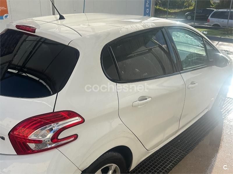 Usado Peugeot 208 Style 82 CV (60 kW) 2014 Blanco Utilitario