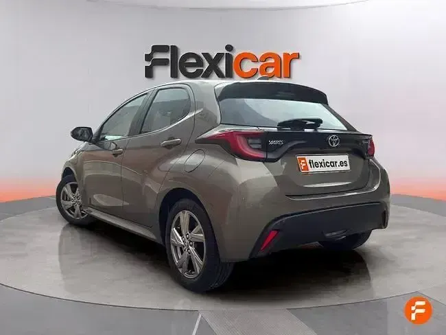 Usado Toyota Yaris Active 116 CV (85 kW) 2025 Marrón Utilitario