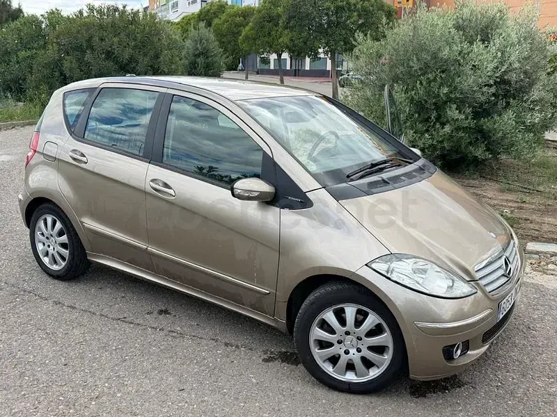 Usado Mercedes A200 Elegance 140 CV (102 kW) 2005 Beige Monovolumen