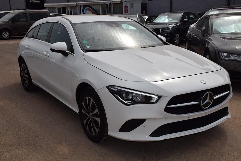 Usado Mercedes CLA180 Shooting Brake 115 CV (84 kW) 2022 Blanco Familiar