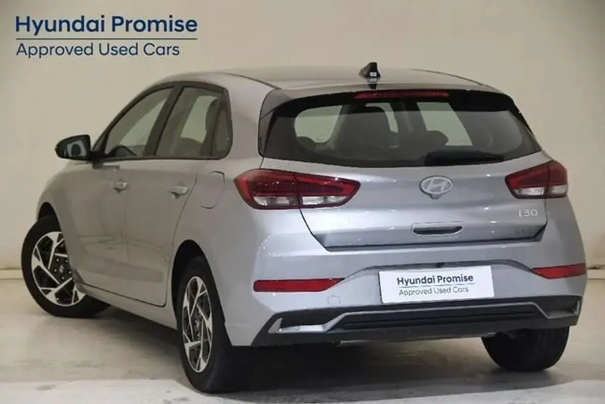 Usado Hyundai i30 101 CV (74 kW) 2025 Plateado Utilitario