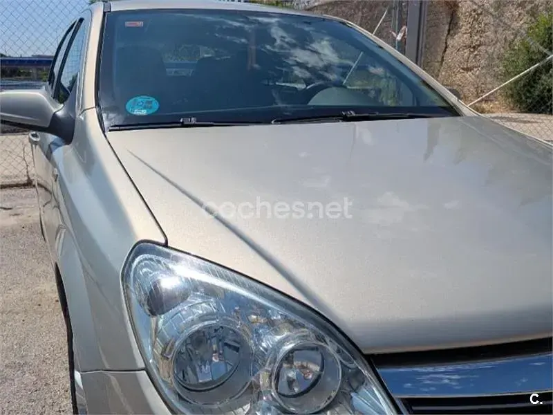 Usado Opel Astra Enjoy 105 CV (77 kW) 2007 Gris / plata Berlina