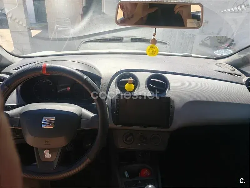 Usado Seat Ibiza Reference 90 CV (66 kW) 2015 Blanco Berlina