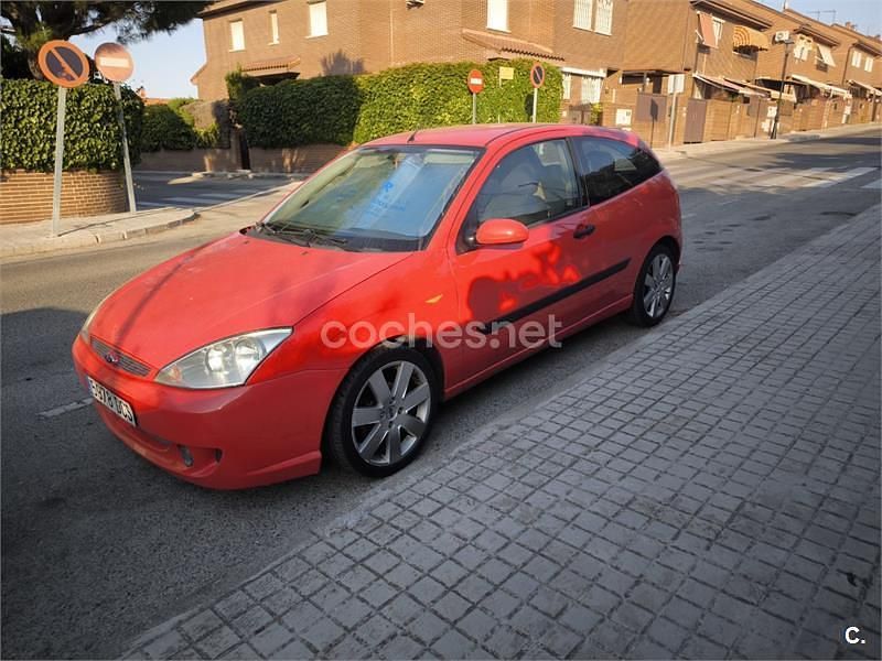 Usado Ford Focus Trend 115 CV (84 kW) 2004 Rojo Berlina