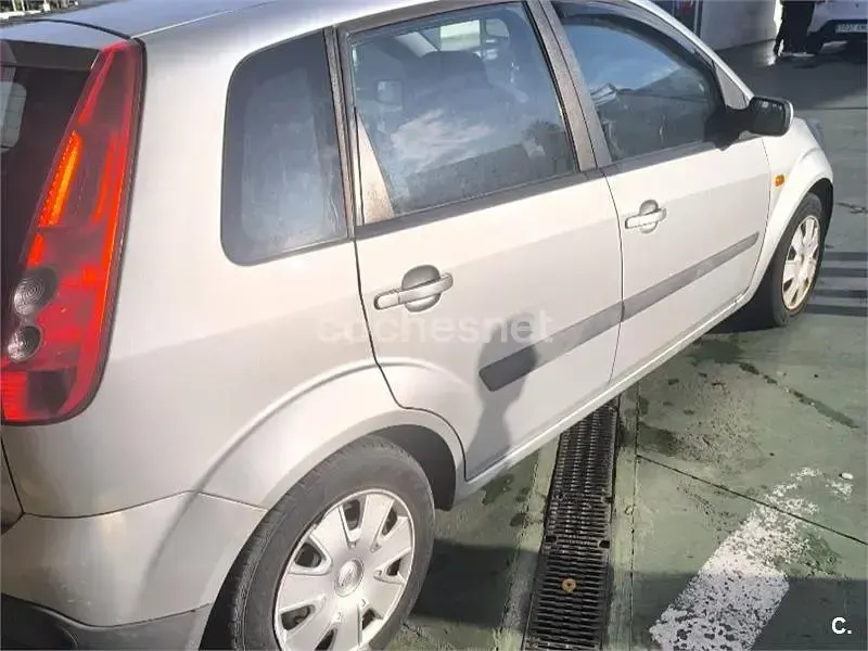 Usado Ford Fiesta Ambiente 70 CV (51 kW) 2007 Gris / plata Utilitario