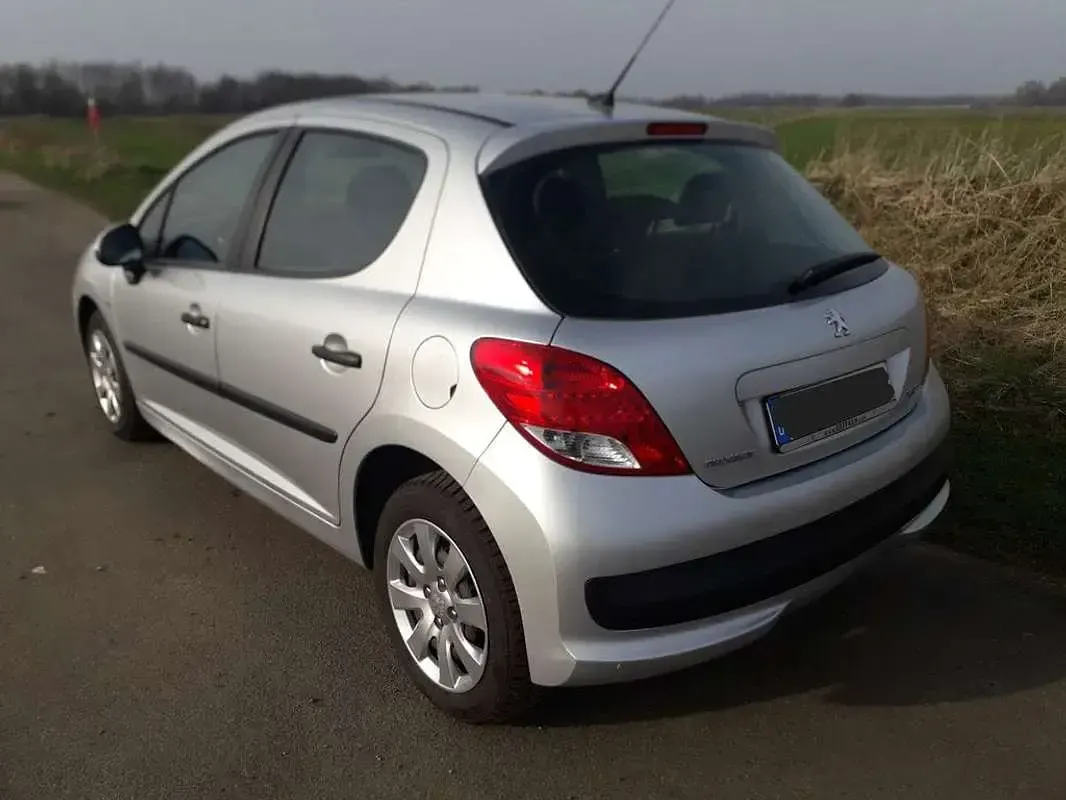 Usado Peugeot 207 75 CV (55 kW) 2007 Plateado Utilitario
