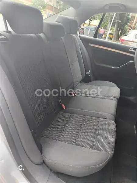 Usado VW Jetta Highline 105 CV (77 kW) 2009 Gris / plata Berlina