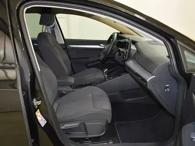 Usado VW Golf VIII 115 CV (84 kW) 2025 Negro Berlina