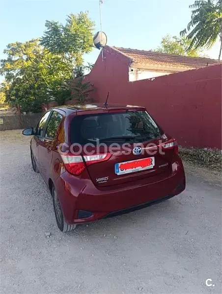 Usado Toyota Yaris Hybrid Active 100 CV (73 kW) 2018 Rojo Berlina