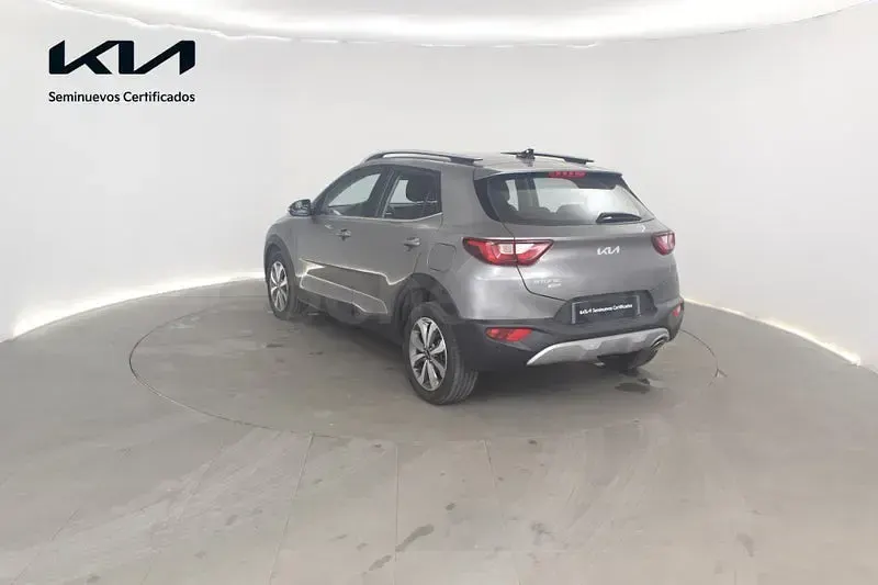 Usado Kia Stonic 100 CV (73 kW) 2025 Gris / plata SUV