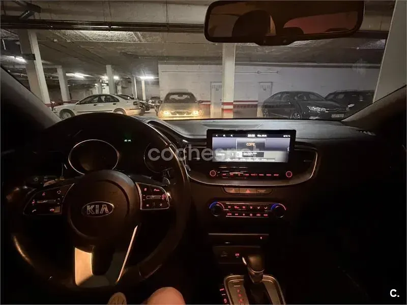 Usado Kia Ceed 136 CV (100 kW) 2021 Gris / plata Utilitario